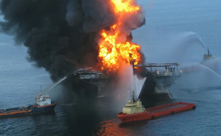 Deepwater Horizon rig in flames