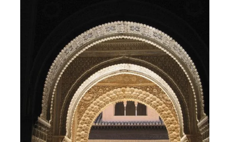 islamic-architecture-alhambra-palace-view-through-three-arches-diminishing-perspective