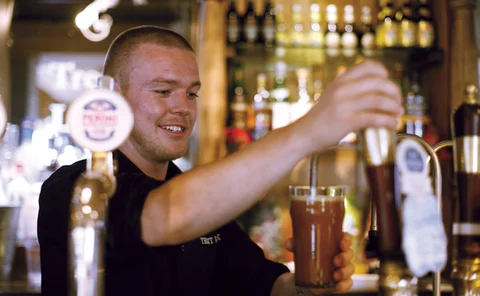m-b-vintage-ale-man-pulling-pint