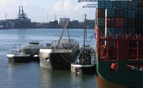 refuelling-a-container-ship