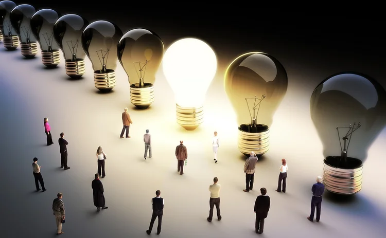 Businesspeople and lightbulb_concept