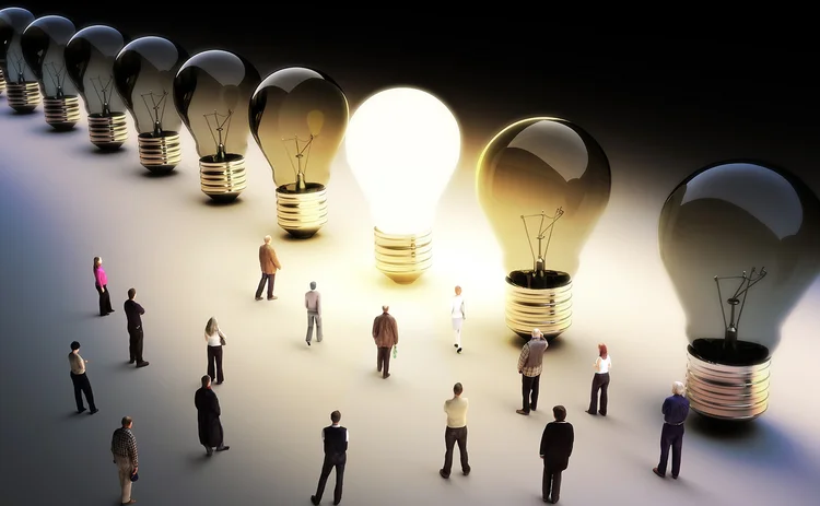 Businesspeople and lightbulb - concept_for CMS