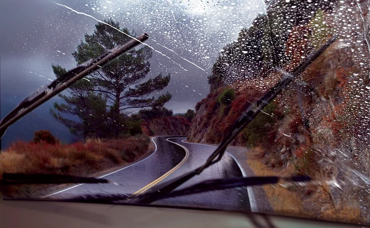 Car_rain_dangerous road_for CMS