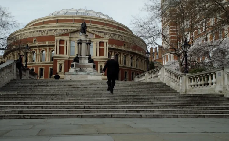 Swifty heads to the Royal Albert Hall on foot