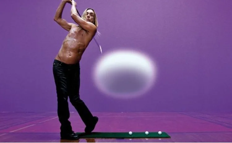 Iggy Pop playing golf in a Swiftcover ad