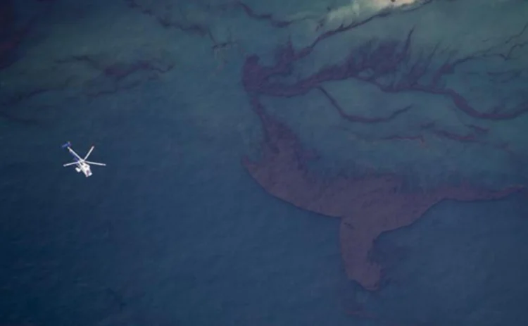 BP oil spill from helicopter's viewpoint