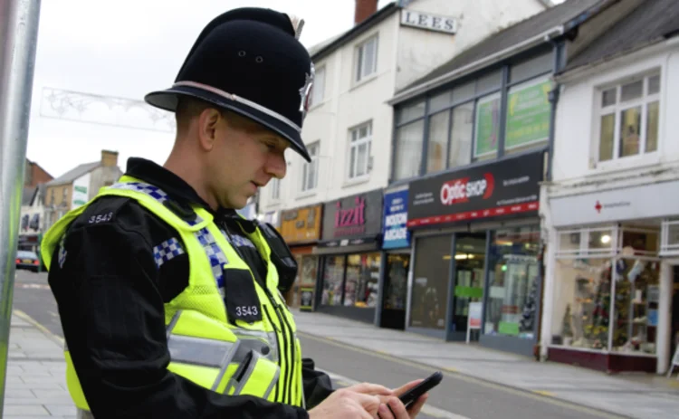 Samsung Note 4 devices are being used by South Wales Police and Gwent Police officers for policing on the go