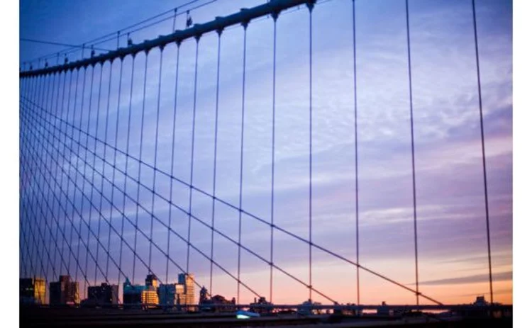 brooklyn-bridge-new-york-silhouette-against-blue-and-pink-sunset-sky