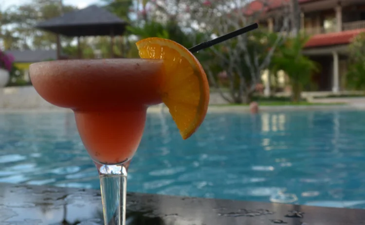 holiday-pool-cocktail