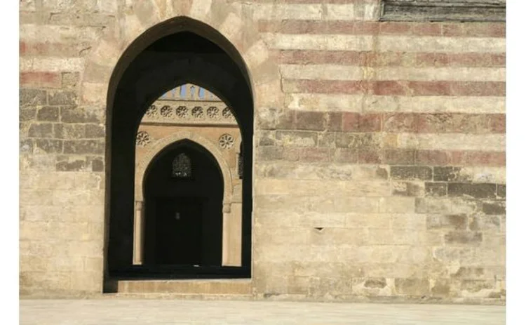 islam-mosque-archway-through-an-archway