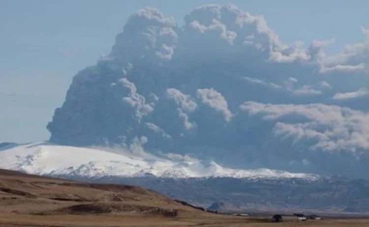 eyjafjallajokull-volcano-plume-2010-04-18