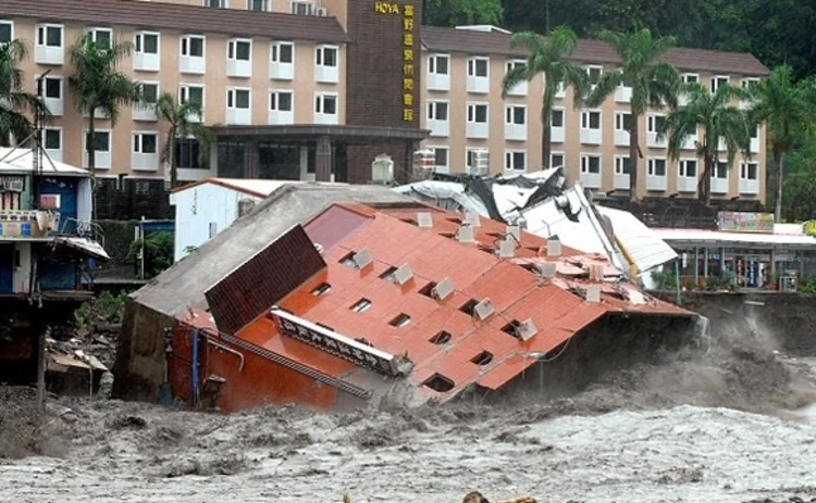 Typhoon Morakot causes a Chinese hotel to collapse